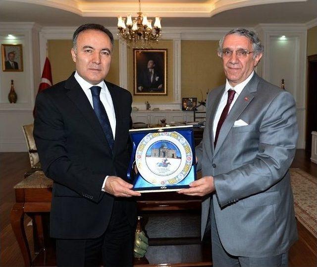 Vali Altıparmak &Ouml;d&uuml;llendirildi 1