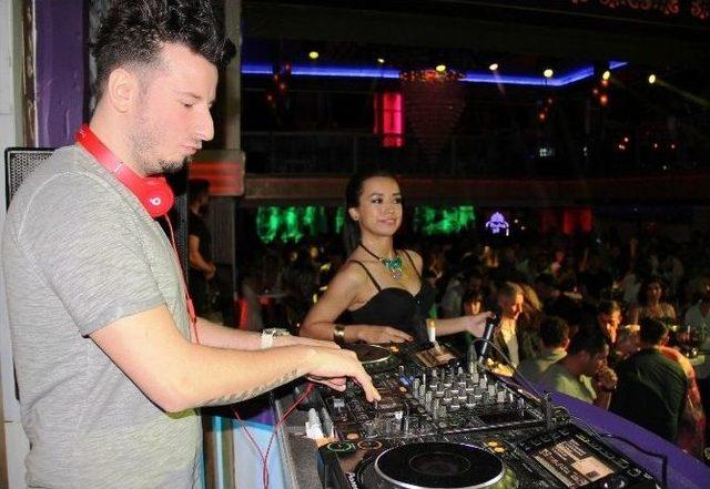 Tuğba Yurt, Bodrum&rsquo;da Sahne Aldı 1