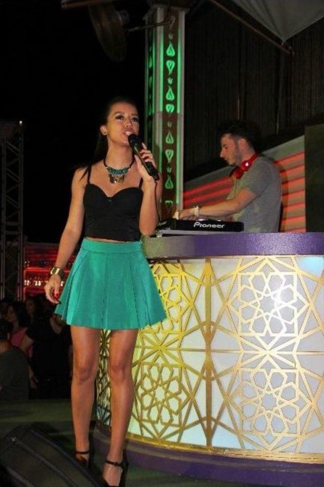 Tuğba Yurt, Bodrum&rsquo;da Sahne Aldı 2