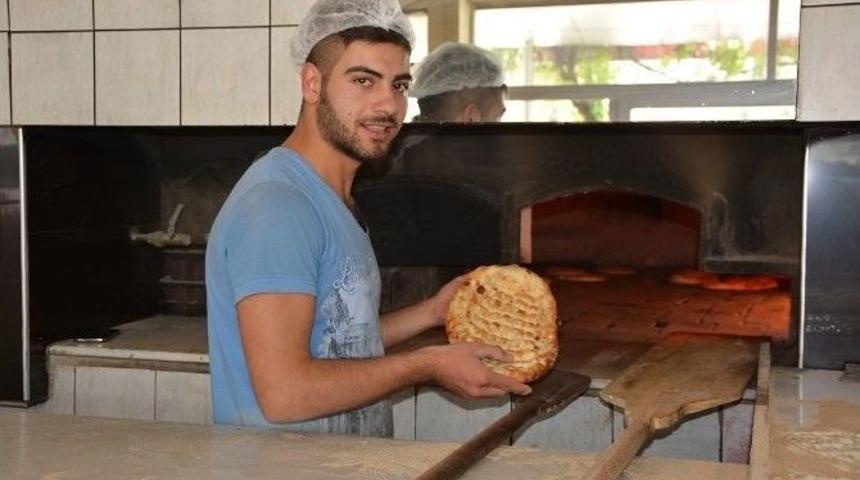 Korkuteli&rsquo;de Ramazan Pidesine Zam Yok