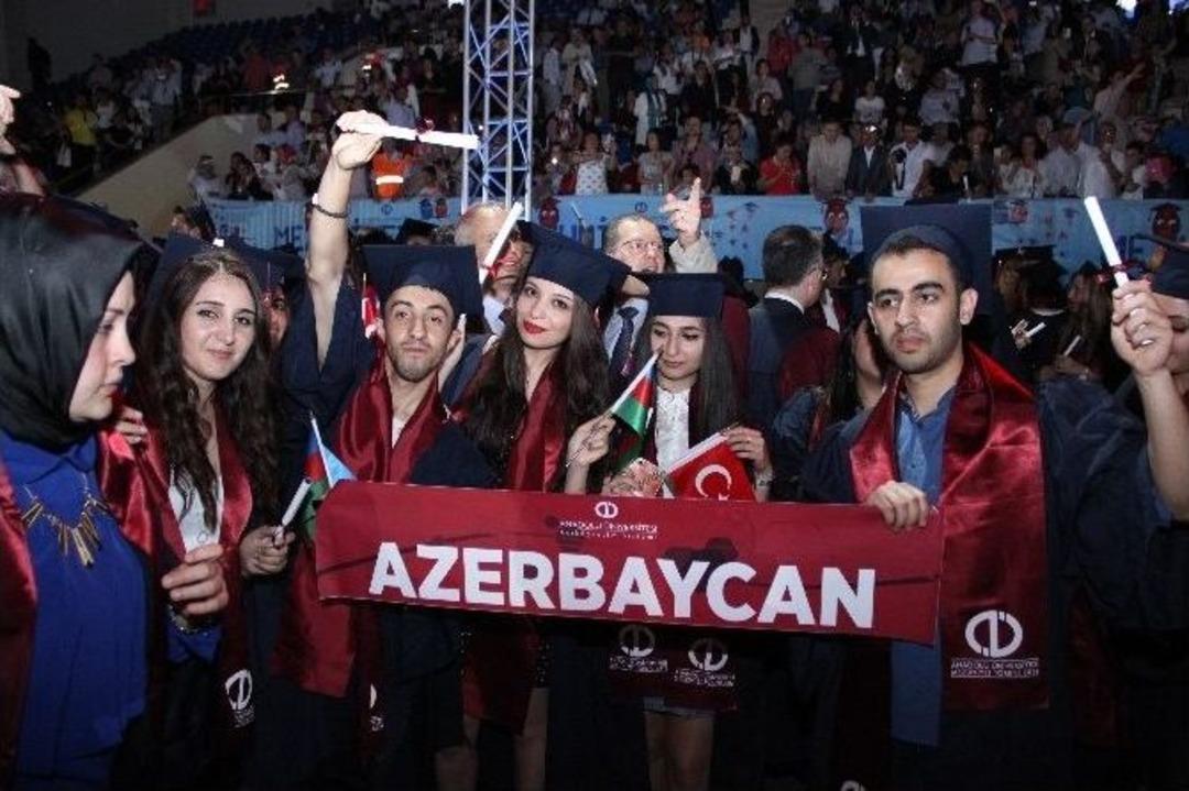Her Yaştan &Ouml;ğrenci Mezuniyet Coşkusu Yaşadı