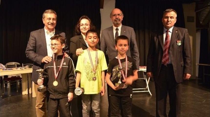 Tepebaşı&rsquo;nda &Ccedil;ocuklar Yarışarak Satran&ccedil; &Ouml;ğreniyor