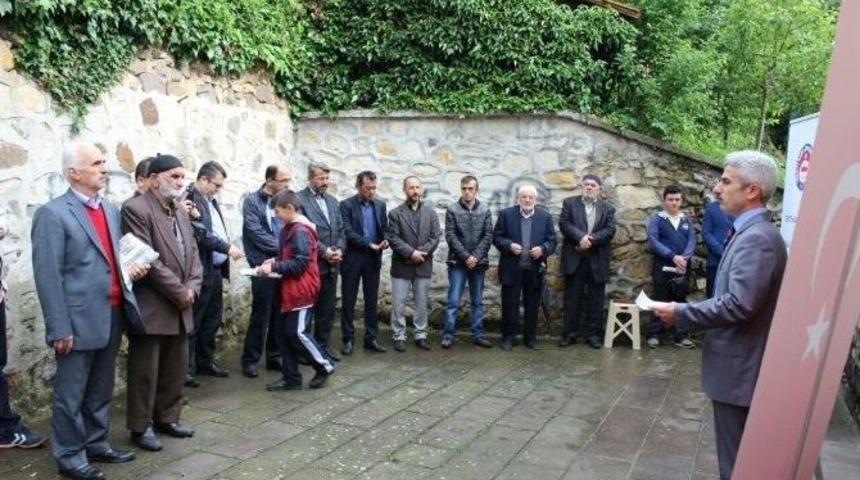 T&uuml;rkav, Hatun Sultan T&uuml;rbesini Ziyarete Etti