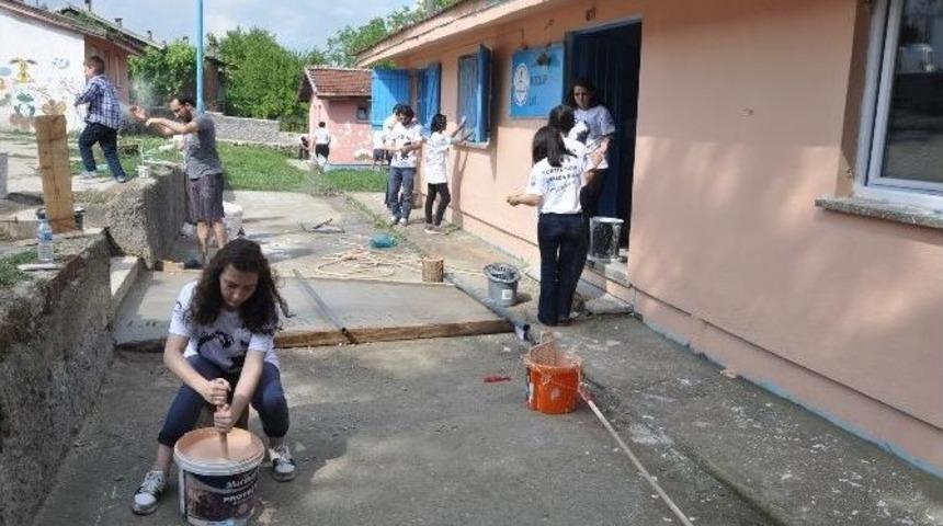 &Uuml;niversiteliler K&ouml;y Okulunu Yeniledi