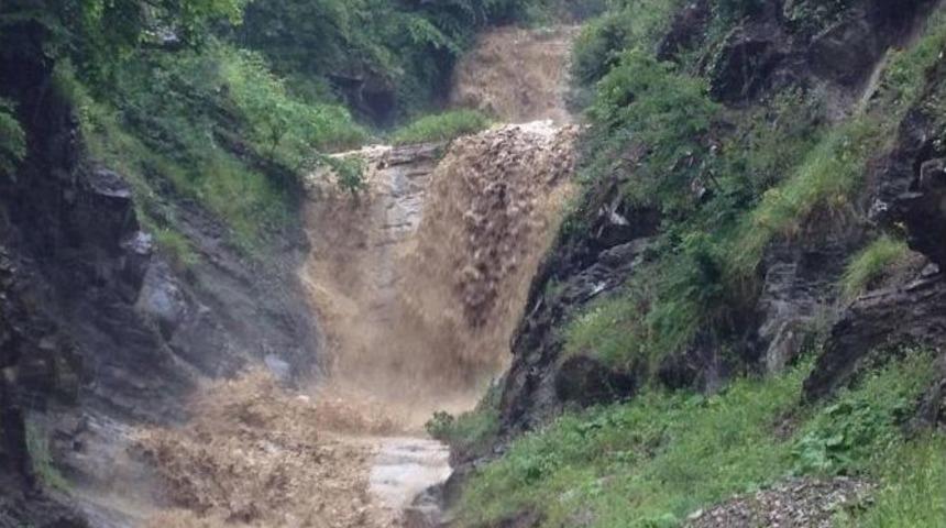 Vakaya Giden Ambulans Sel Suları Nedeniyle Yolda Mahsur Kaldı