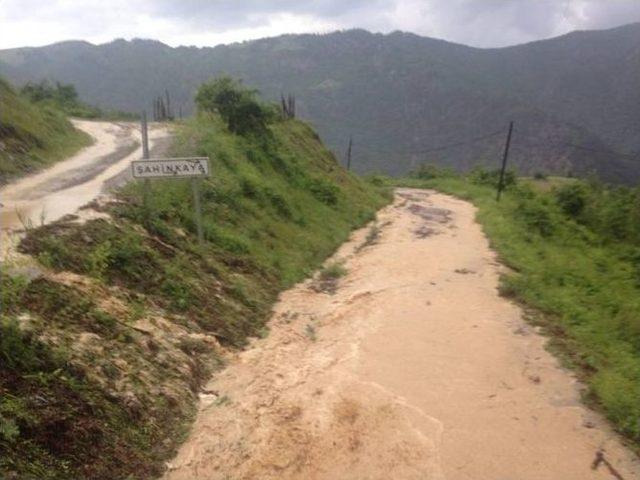 Vakaya Giden Ambulans Sel Suları Nedeniyle Yolda Mahsur Kaldı