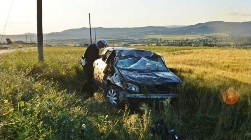 Çorum’da Otomobil Tarlaya Uçtu : 2 Yaralı