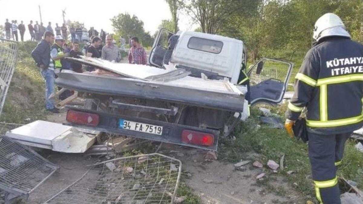 K&uuml;tahya&rsquo;da Y&uuml;k Treni Kamyonete &Ccedil;arptı: 1 Yaralı
