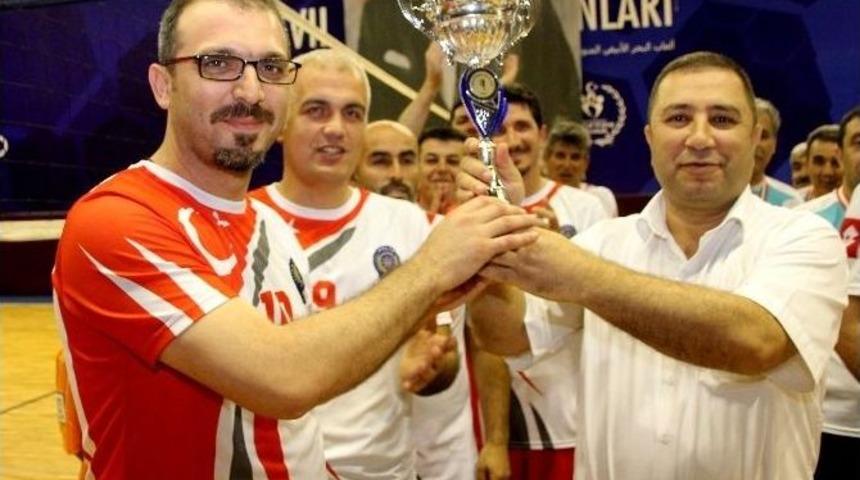 Voleybolda Erdemli Emniyeti Şampiyon