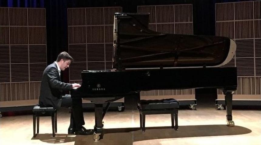 Gen&ccedil; Piyanist Utku Asan Beşiktaş&rsquo;ta Konser Verdi