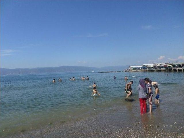 (özel Haber) Havalar Isındı, Mudanya Sahilleri Doldu Taştı 1