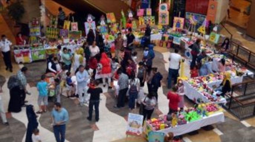 Piazza&rsquo;da Miniklerden Hayran Bırakan Sergi