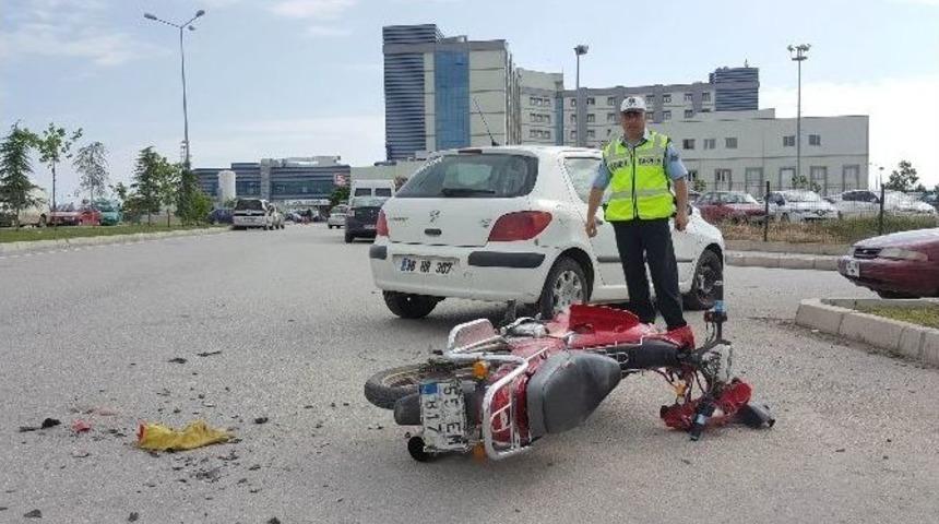 Motosiklet Otomobile &Ccedil;arptı: 1 Yaralı