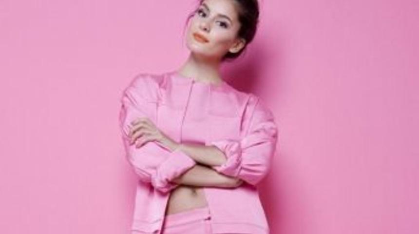 &Uuml;nl&uuml; Şarkıcı Atiye Aydın&rsquo;a Geliyor