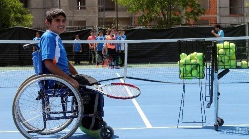 Konya&rsquo;da Engeller Tenisle Aşılıyor