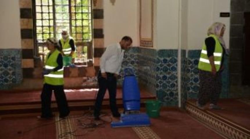 Diyarbakır&rsquo;daki Camilerde Ramazan Temizliği Başladı