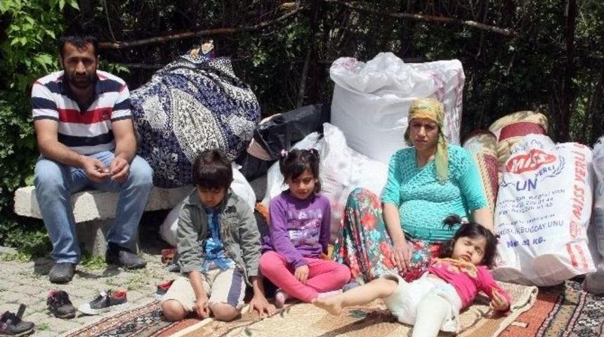 Kapıcı Aile, &Uuml;&ccedil; &Ccedil;ocuğuyla Sokağa Atıldı