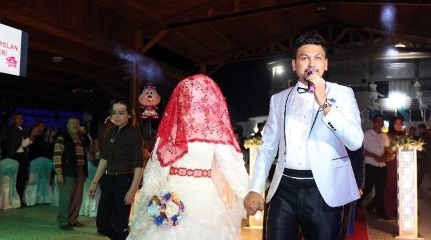 Yerel Sanat&ccedil;ı Kendi D&uuml;ğ&uuml;n&uuml;nde Hem S&ouml;yledi Hem Oynadı