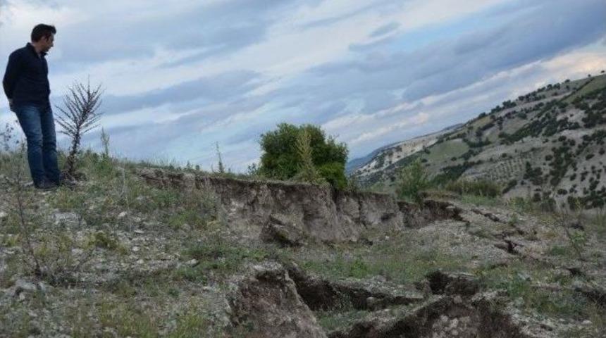Heyelanın Ardından Oluşan Yarıklar Korkuttu