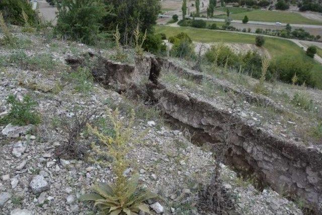 Heyelanın Ardından Oluşan Yarıklar Korkuttu 1