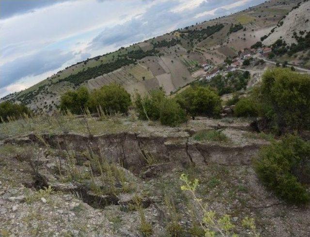 Heyelanın Ardından Oluşan Yarıklar Korkuttu 2