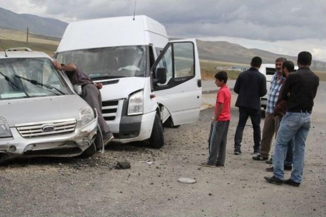 Y&uuml;ksekova&rsquo;ya D&ouml;n&uuml;ş Yapanları Taşıyan Minib&uuml;s Kaza Yaptı: 15 Yaralı