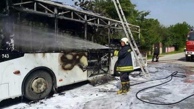 Seyir Halindeki Özel Halk Otobüsü Yandı 1