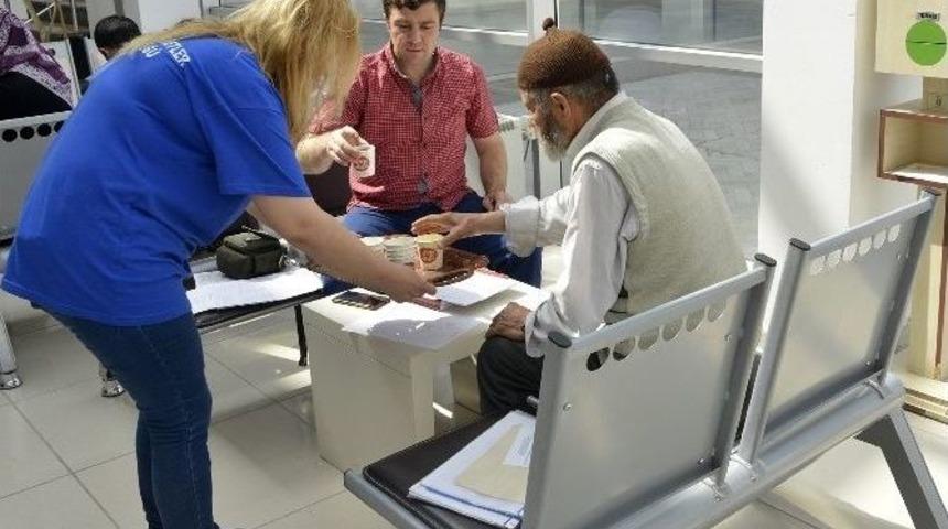 Vergi &Ouml;demeye Gelen Vatandaşlara İkram S&uuml;rprizi