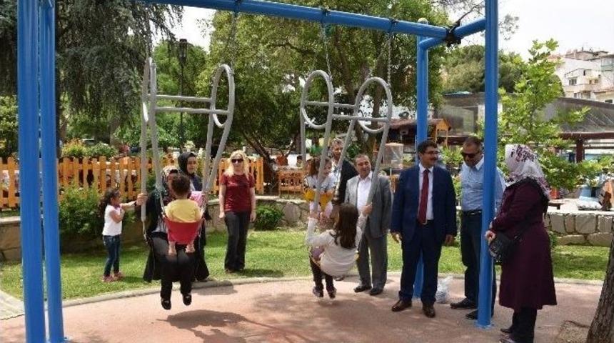 Anne-&ccedil;ocuk Aynı Salıncakta Eğlenecek