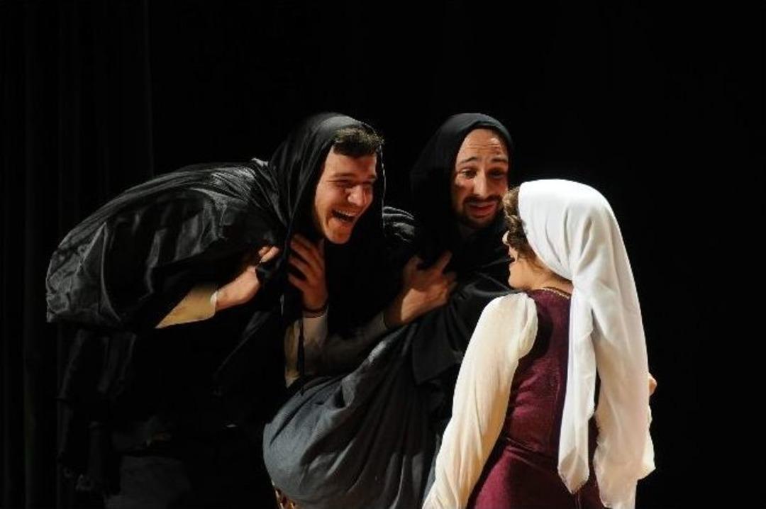 Tiyatro Sahnesinde Yeşil&ccedil;am R&uuml;zgarı