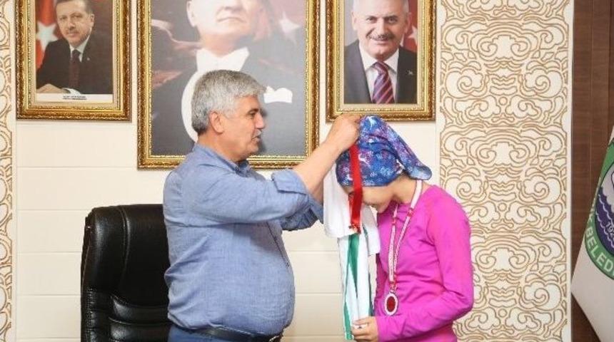 Başkan &Ccedil;alık, Semiha Emir&rsquo;i Altınla &Ouml;d&uuml;llendirdi