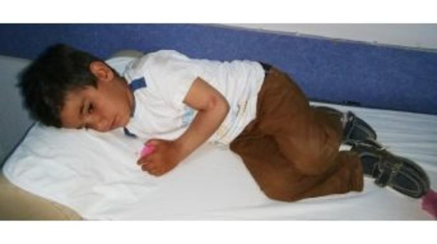 Otomobille &Ccedil;ocuğa &Ccedil;arpan S&uuml;r&uuml;c&uuml; Ka&ccedil;tı