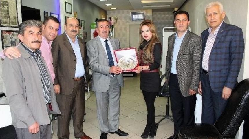 Sa&ccedil; Tasarım Yarışmasında İkinci Olan Bayan Kuaf&ouml;r&uuml; &Ccedil;eyrek Altınla &Ouml;d&uuml;llendirildi