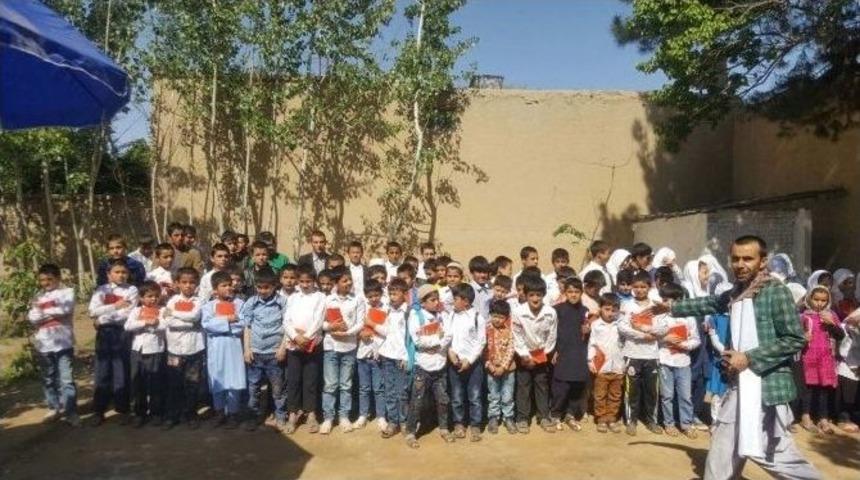Afganistan&rsquo;da Yetim &Ouml;ğrencilere Kırtasiye Yardımı