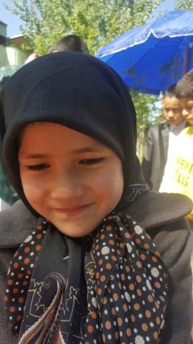 Afganistan&rsquo;da Yetim &Ouml;ğrencilere Kırtasiye Yardımı 1