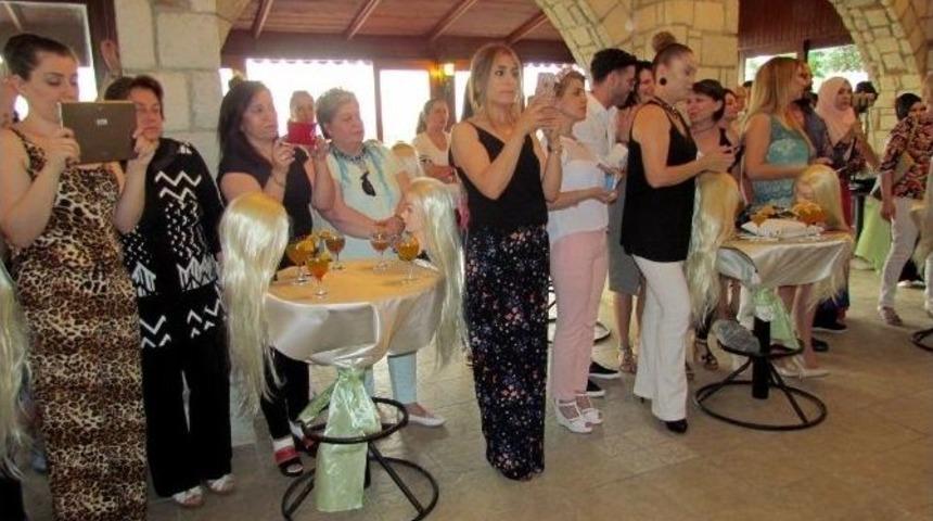 &Uuml;nl&uuml; Kuaf&ouml;r Hem &Ouml;ğretti, Hem Şov Yaptı