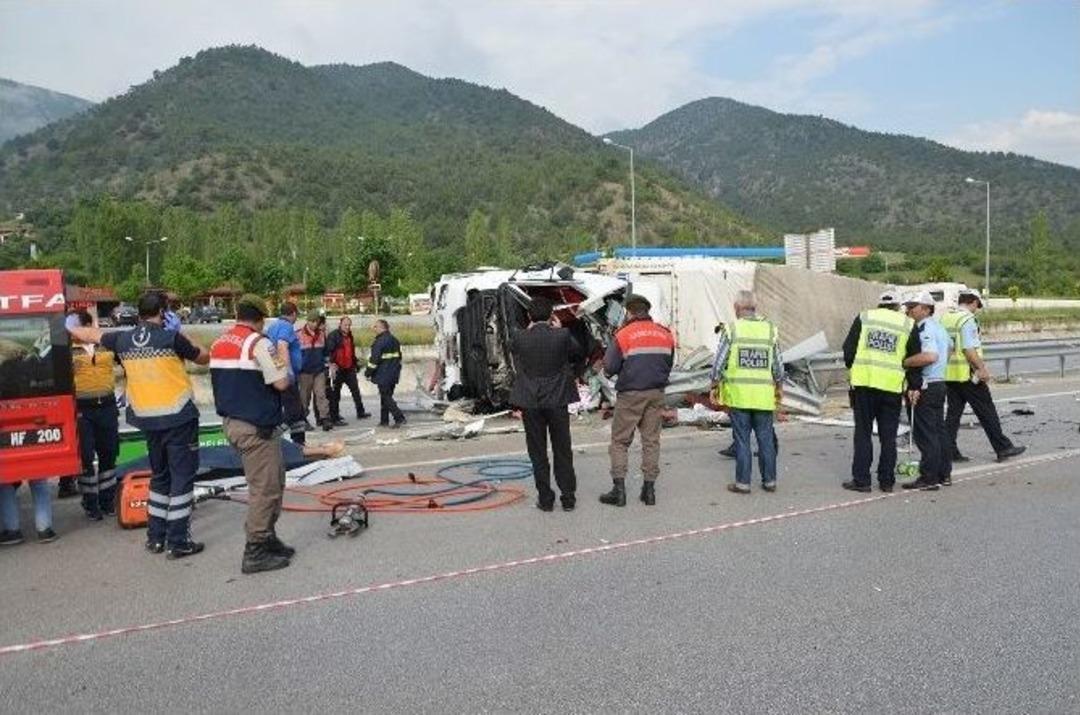 Saman Y&uuml;kl&uuml; Tır Devrildi: 2 &Ouml;l&uuml;