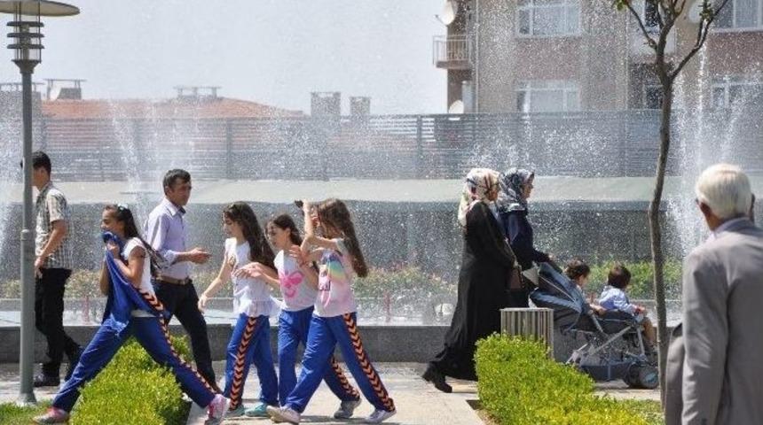 Yağmurun Ardından Havaların Isınmasıyla İnsanlar Parklara Akın Etti