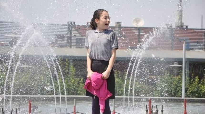 S&uuml;s Havuzunda Bulunan Fıskiyelerden &Ccedil;ıkan Sularla &Ccedil;ocuklar Doyasıya Eğlendi