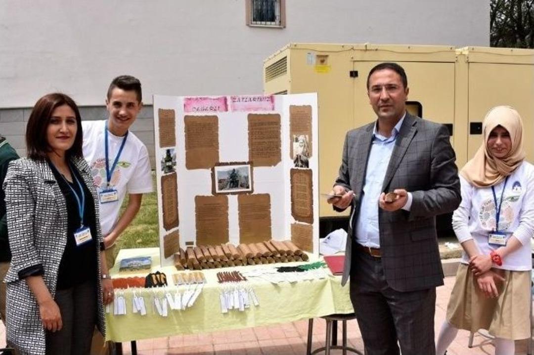 Narman&rsquo;da Anadolu Lisesinden T&uuml;bitak 4006 Sergisi