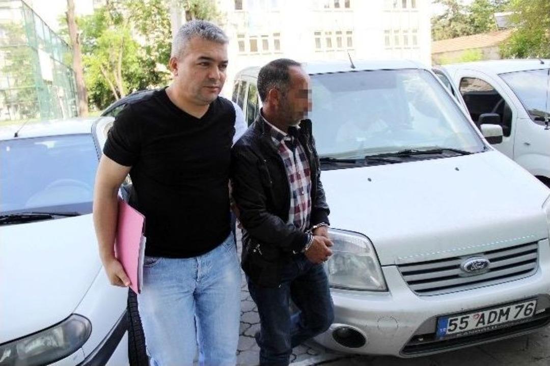Ş&uuml;pheli Aracın Farında Bin 600 Paket Ka&ccedil;ak Sigara Ele Ge&ccedil;irildi