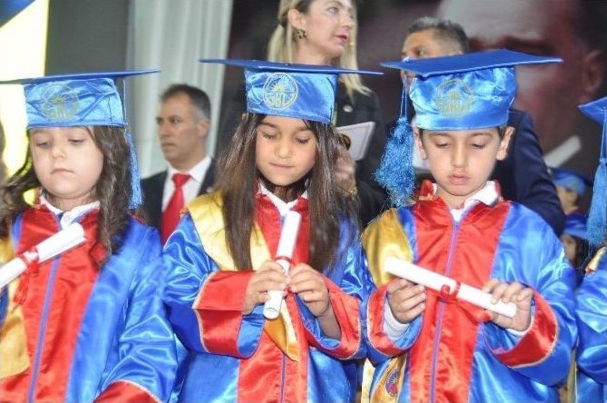 Minik &Ouml;ğrencilerin Mezuniyet Sevinci