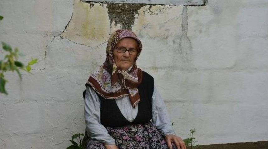 Tek İsteği Evinin &Ccedil;atısının Onarılması