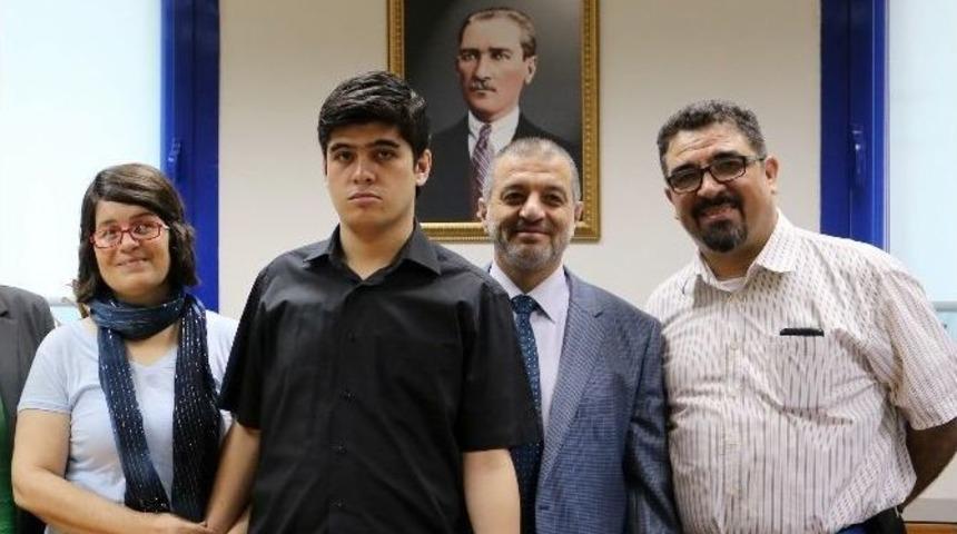 Otistik Deha Buğra, 7&rsquo;inci Uluslararası D&uuml;nya Otizm Festivali&rsquo;nde &Ouml;d&uuml;l Alacak