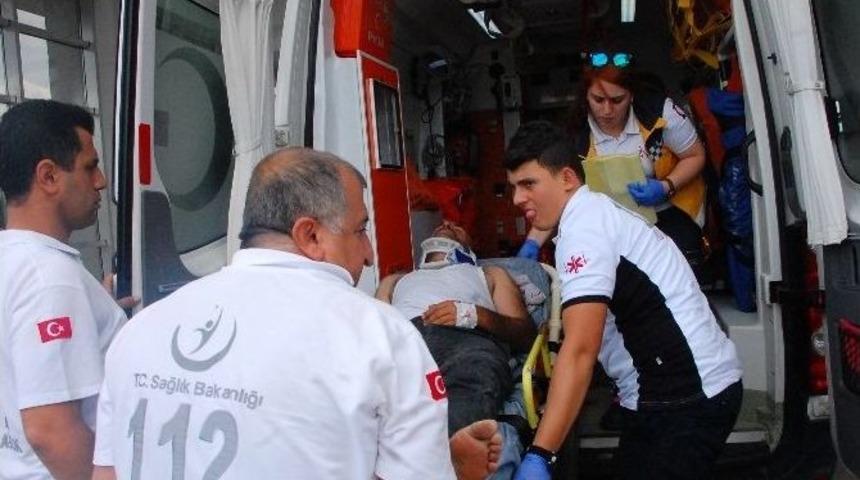 Adıyaman&rsquo;da Kamyonet Devrildi: 1 Yaralı