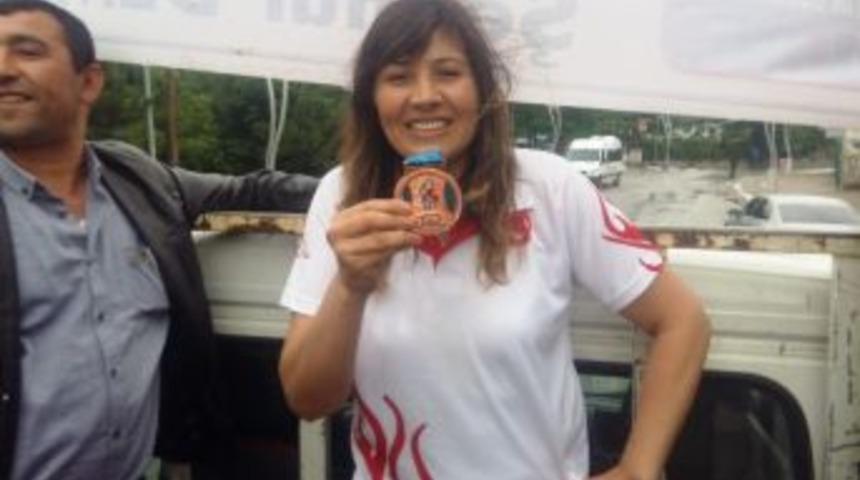 Tun&ccedil;&rsquo;tan D&uuml;nya 3.&rsquo;s&uuml; Demir&rsquo;e Kutlama