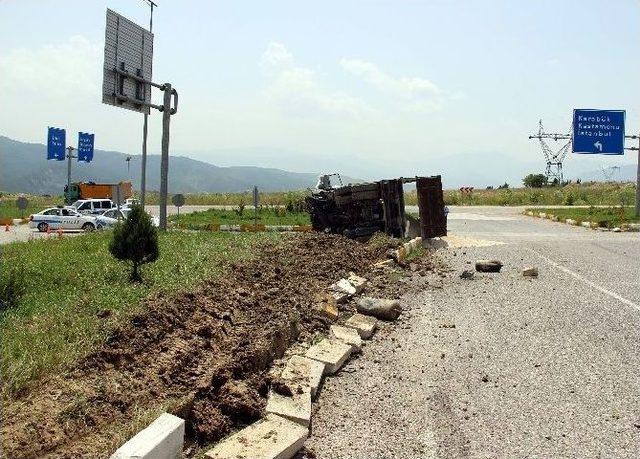 Freni Boşalan Kamyon Ref&uuml;je &Ccedil;ıkarak Devrildi 1