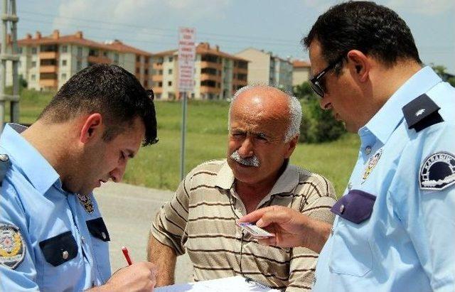 Freni Boşalan Kamyon Ref&uuml;je &Ccedil;ıkarak Devrildi 2