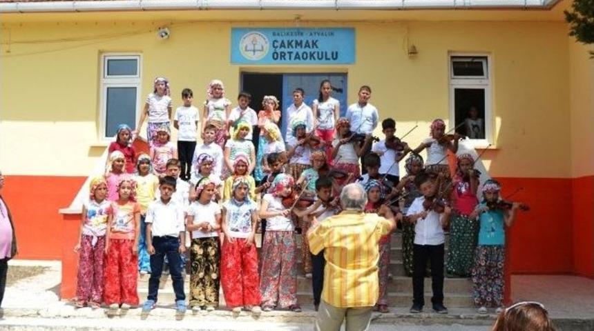 Y&ouml;resel Kıyafetleriyle Keman Konseri Veren K&ouml;yl&uuml; &Ccedil;ocuklara İlgi Yoğun Oldu