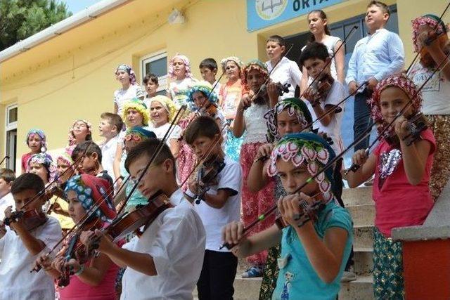 Yöresel Kıyafetleriyle Keman Konseri Veren Köylü Çocuklara İlgi Yoğun Oldu